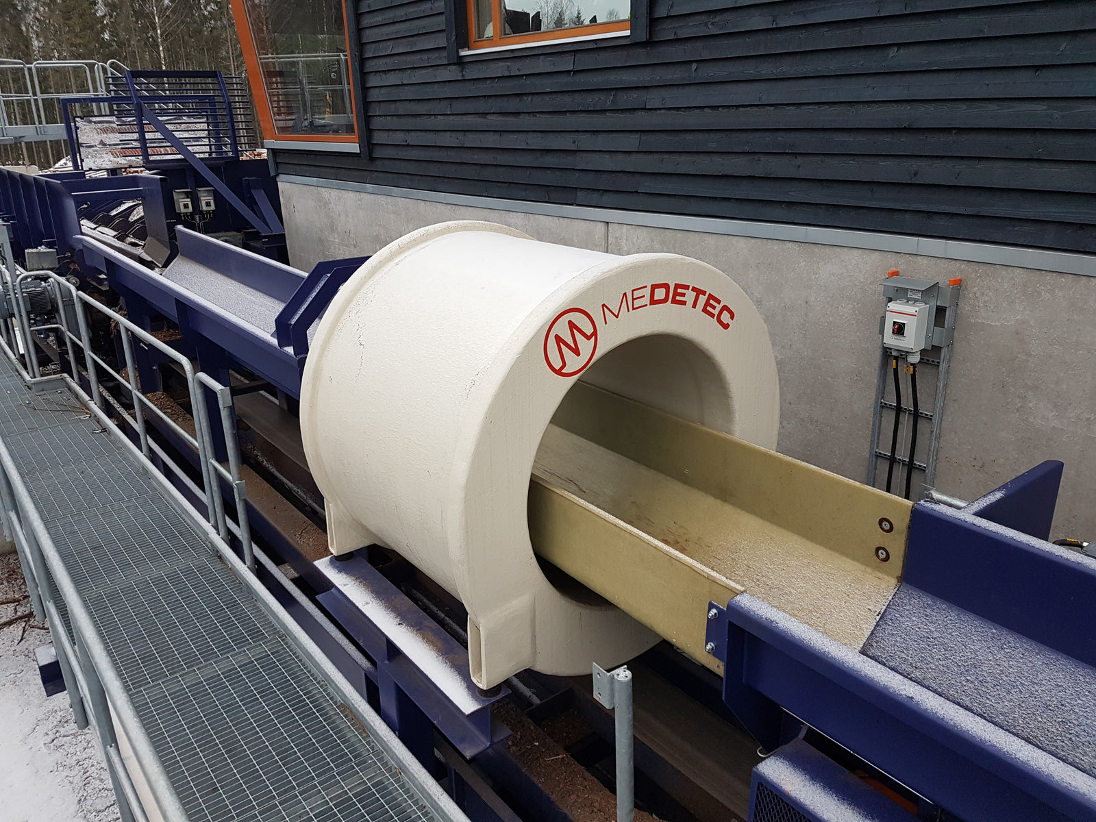Wood industry detection systems designed for real production conditions