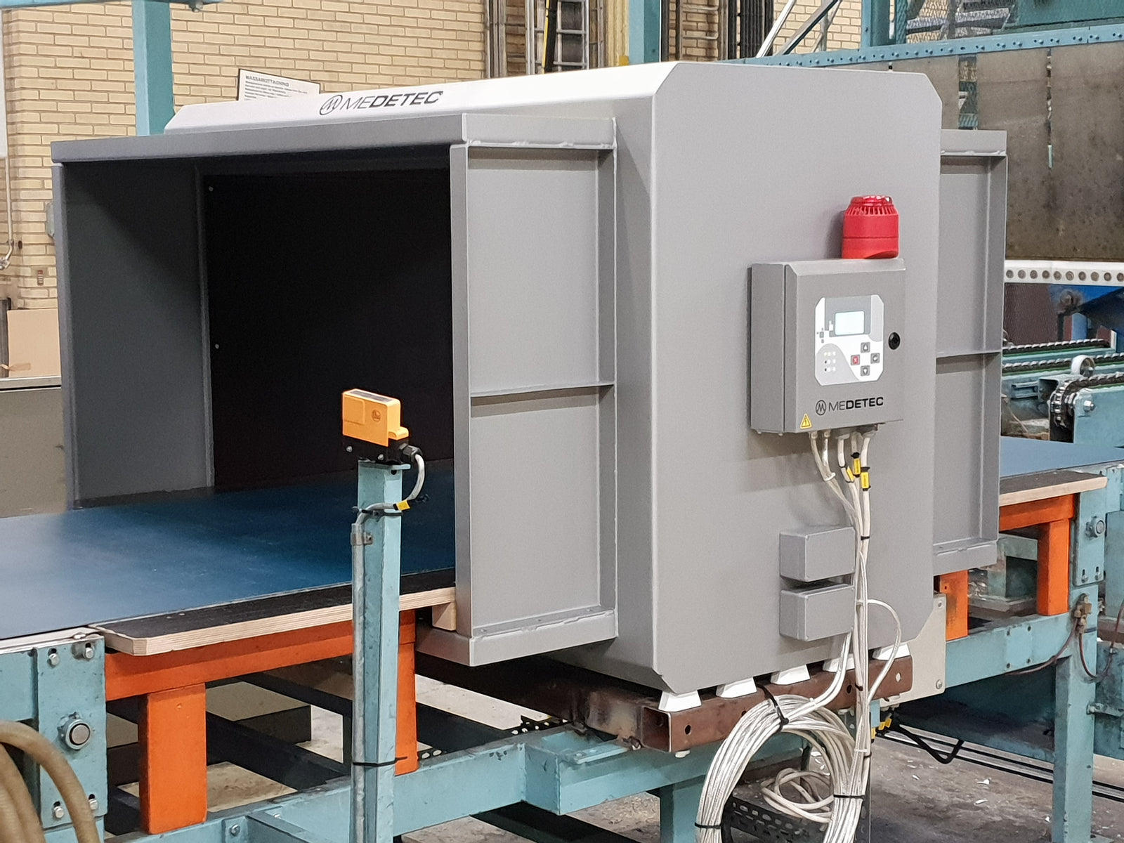 Recycling metal detection systems designed for real operating conditions